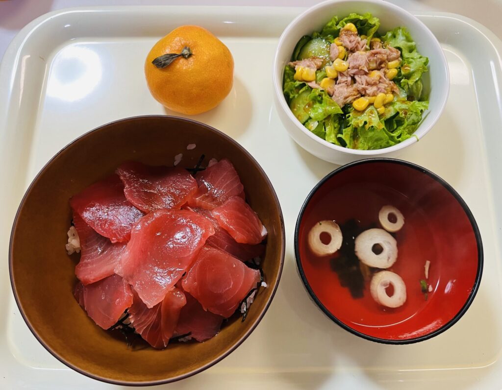 令和５年１１月２１日夕食　特別食　まぐろ丼